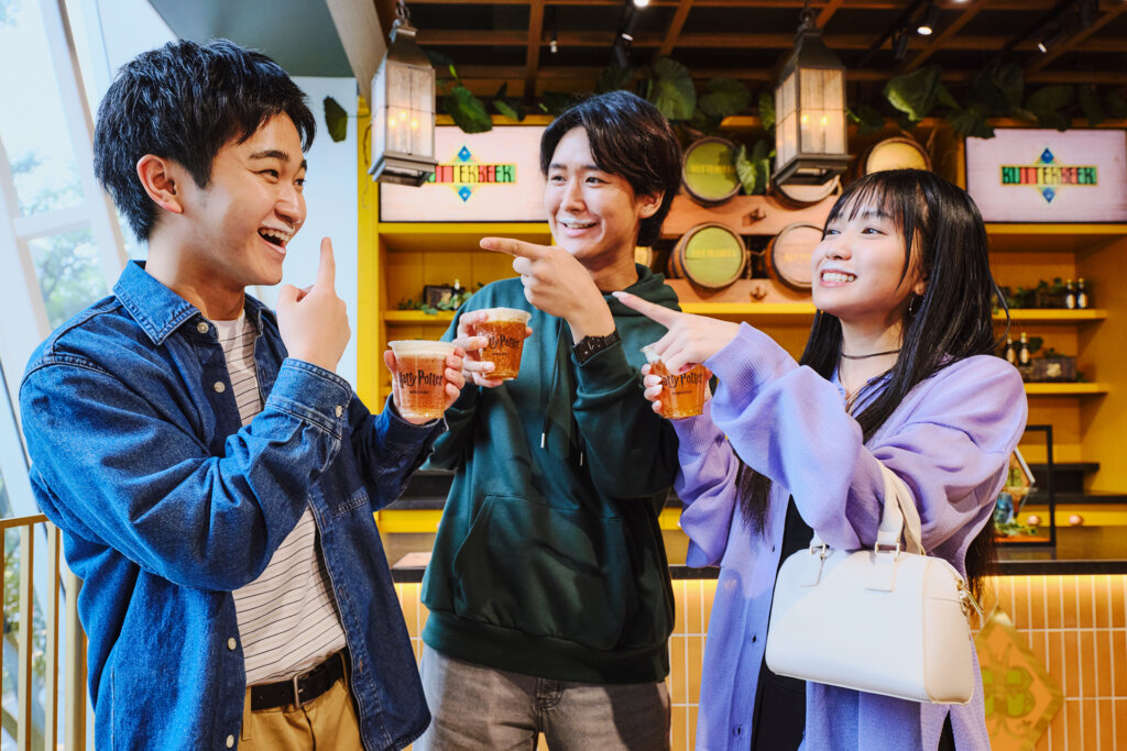 ハリー・ポッター ショップ 原宿 　バタービールバーを飲む男女