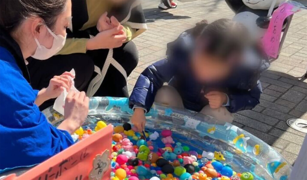 縁日に遊ぶ子ども