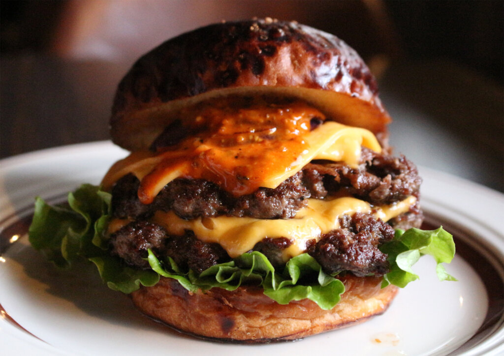 肉汁したたるチーズバーガー