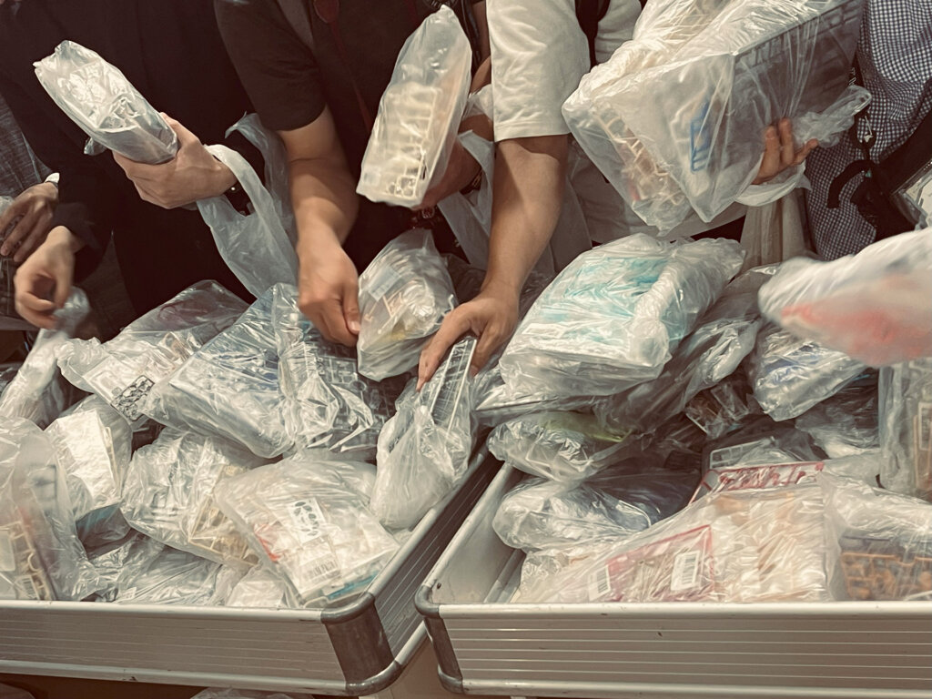 ジャンク商品をあさるお客さん