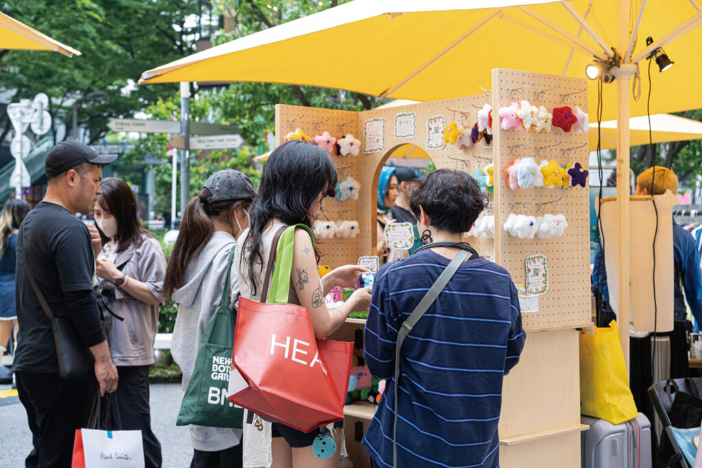 イベント会場でグッズを買うお客さん