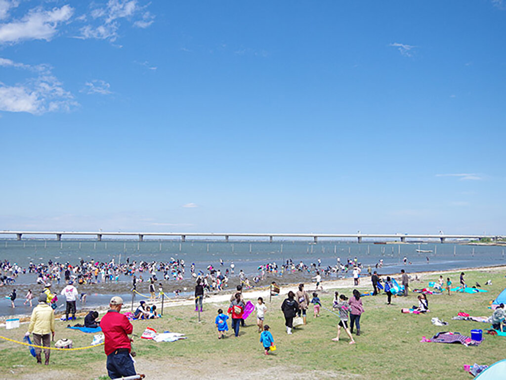 千葉の海　海岸で遊ぶ親子