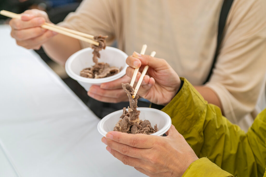 肉を食べる親子