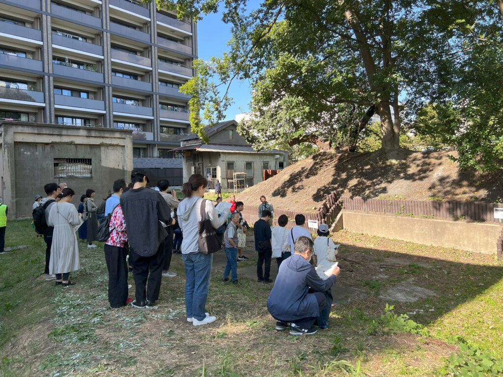 「陸軍板橋火薬製造所跡」を見学する人たち