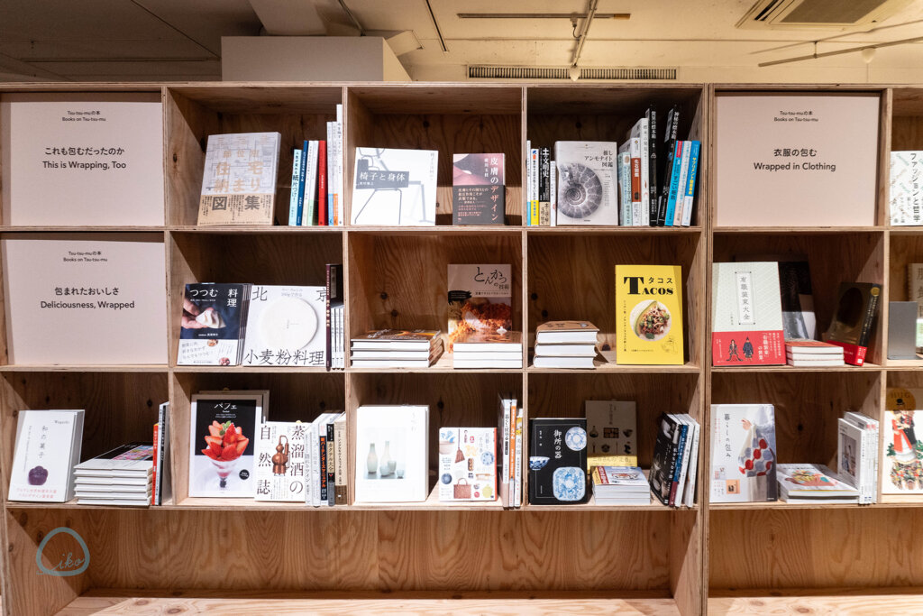 Tsu-tsu-mu 展 世界をやさしく繋ぐデザインの作法 松屋銀座　カフェの本棚