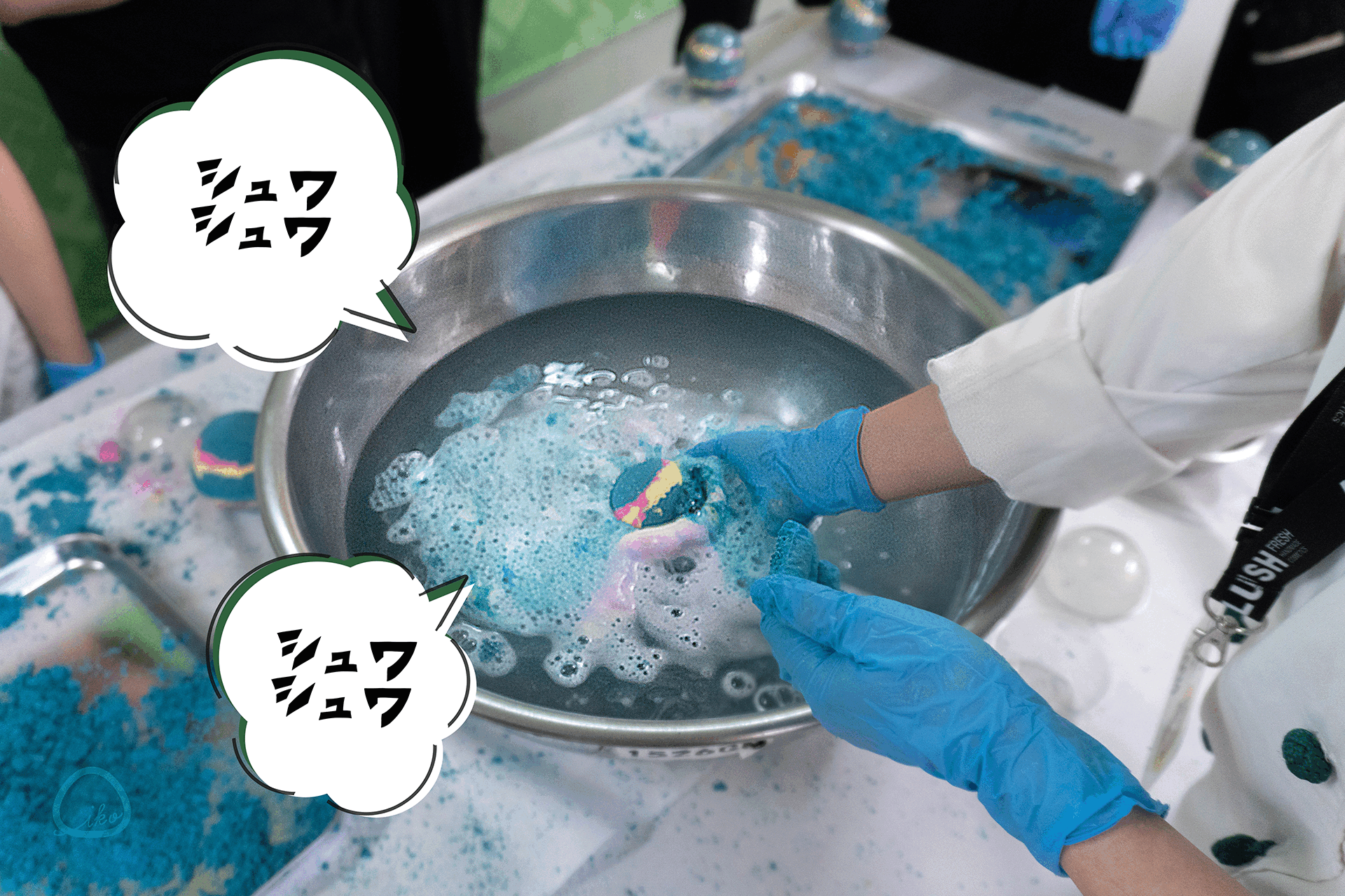 LUSH 体験ワークショップ バスボムを使う様子