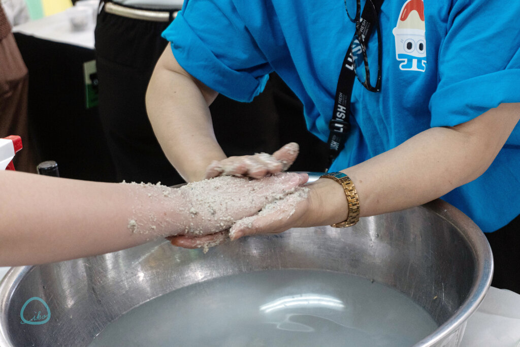 LUSH 体験ワークショップ 洗顔料実際に使ってる様子