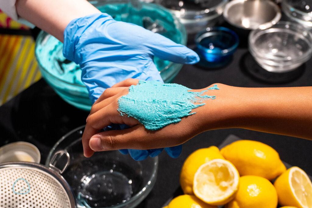 LUSH 体験ワークショップ フェイスマスク 実際に使っている様子