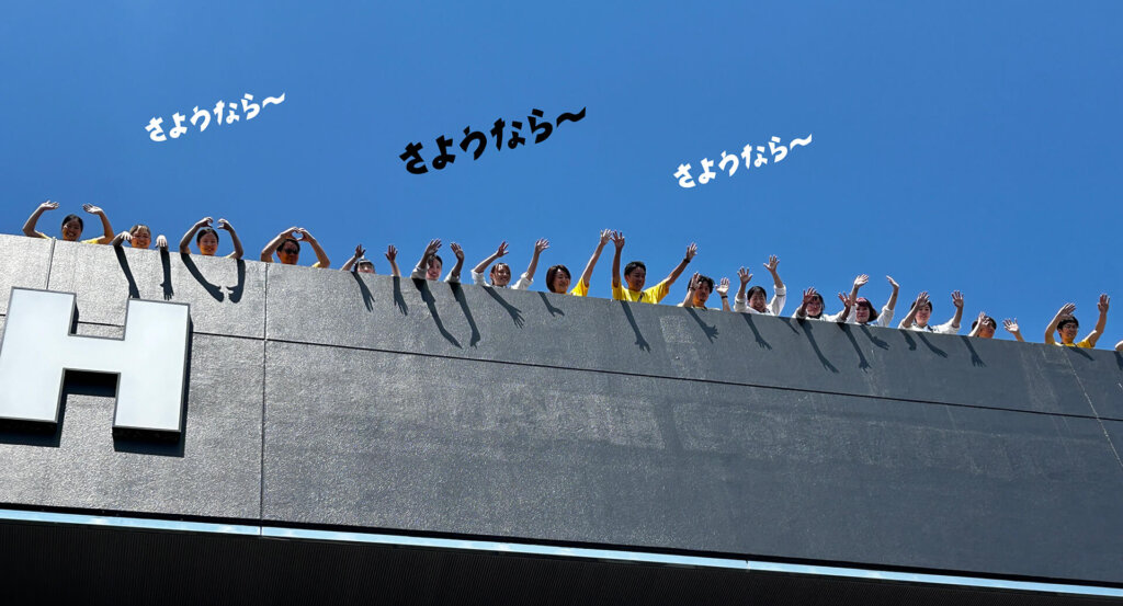 LUSH 体験ワークショップ 屋上から挨拶するスタッフたち