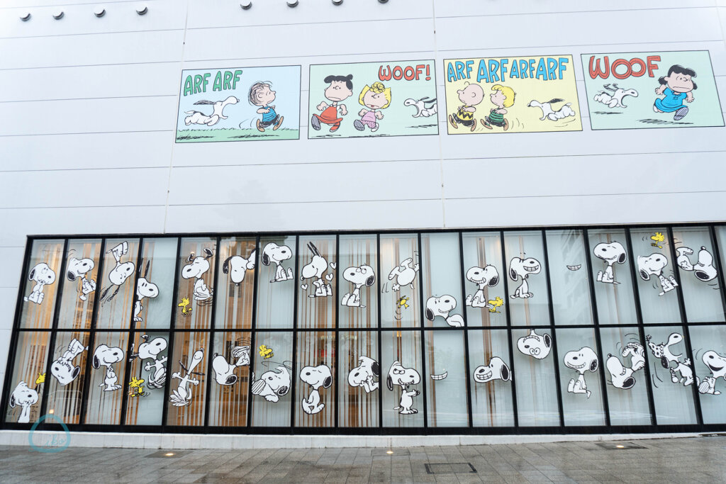 スヌーピーミュージアム　リニューアル　館外のウインド