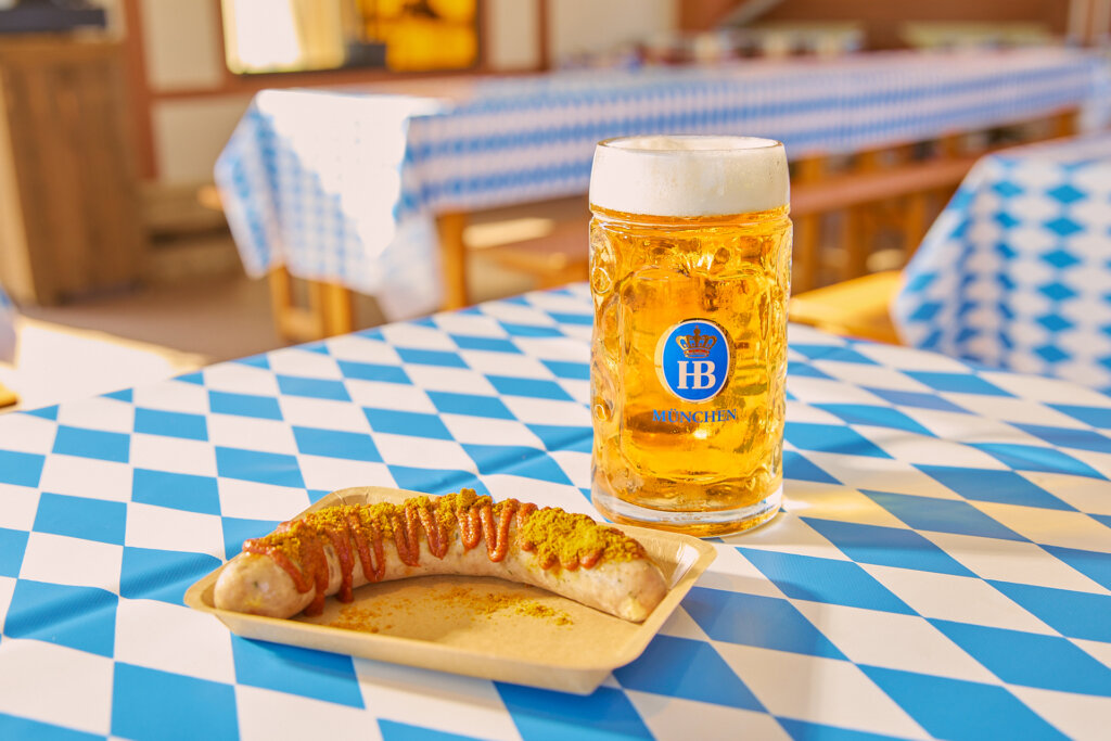 横浜オクトーバーフェスト 会場風景 ウインナーとビール