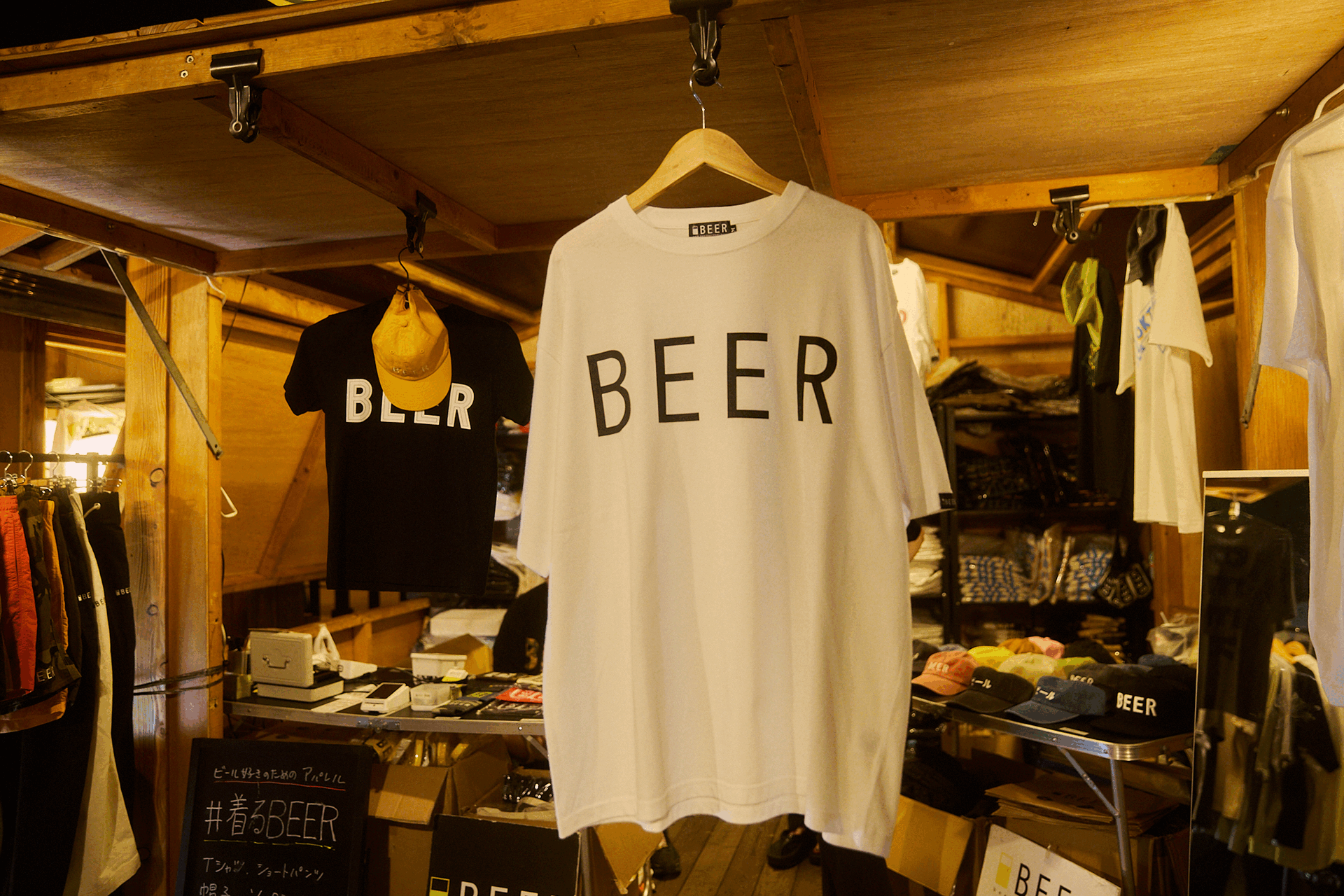 横浜オクトーバーフェスト 会場風景 アパレル 帽子 バッジ