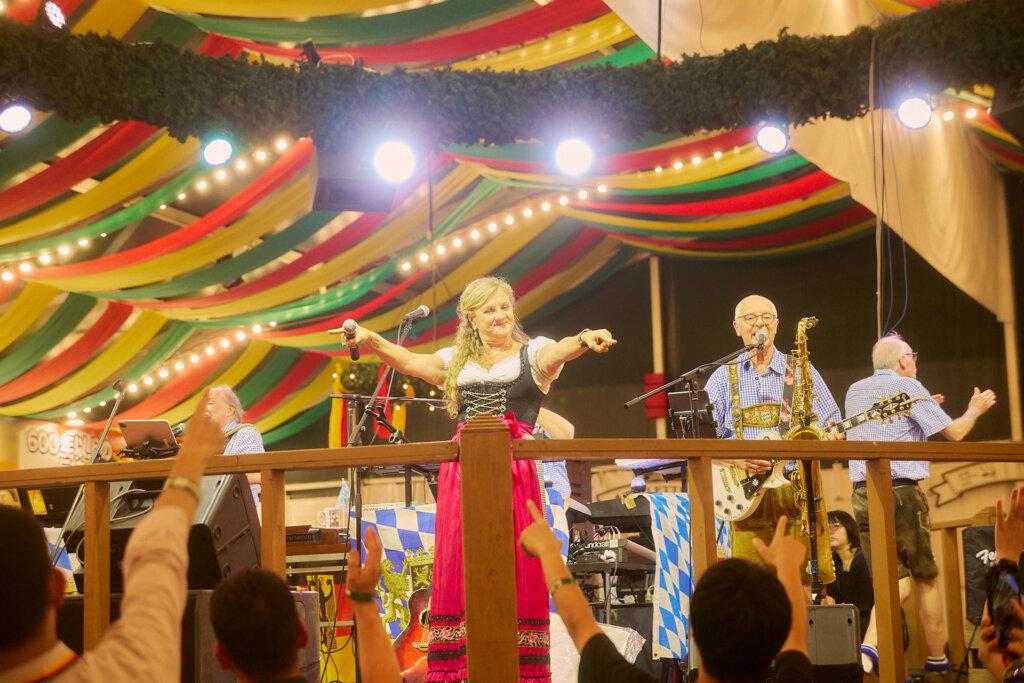 横浜オクトーバーフェスト 会場風景 オーケストラ楽団