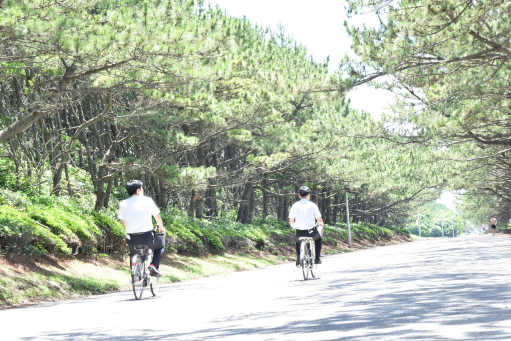 自転車で走る学生