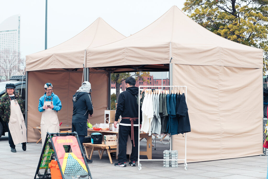 洋服を売るブース全景