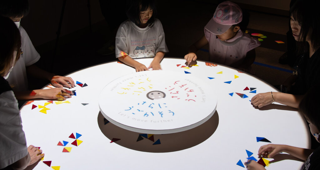 映像ミュージアム企画展「光のラビリンス」　体験の様子