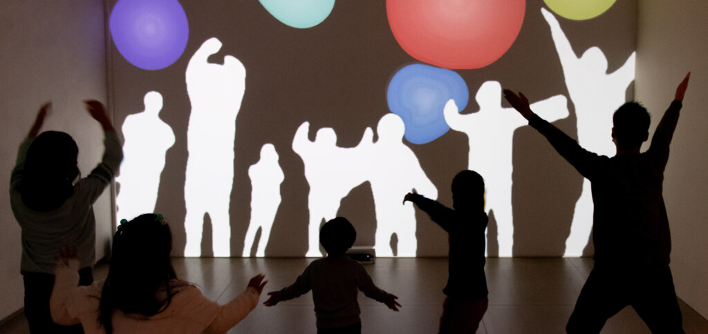 映像ミュージアム企画展「光のラビリンス」　体験の様子