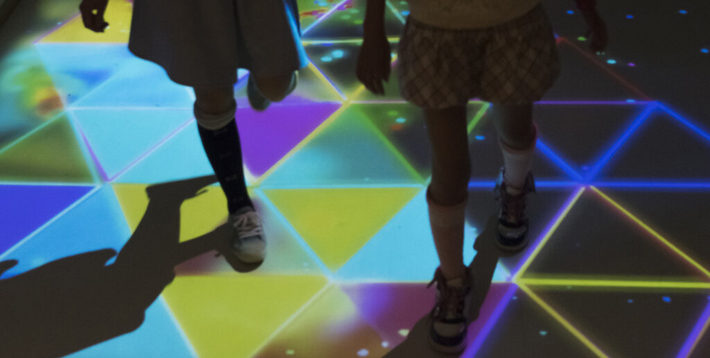 映像ミュージアム企画展「光のラビリンス」　体験の様子