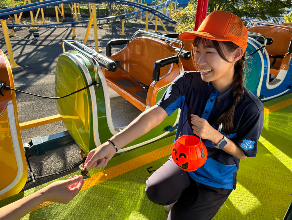 よみうりランド「よみラン おしゃれハロウィン!」飴を渡すスタッフ