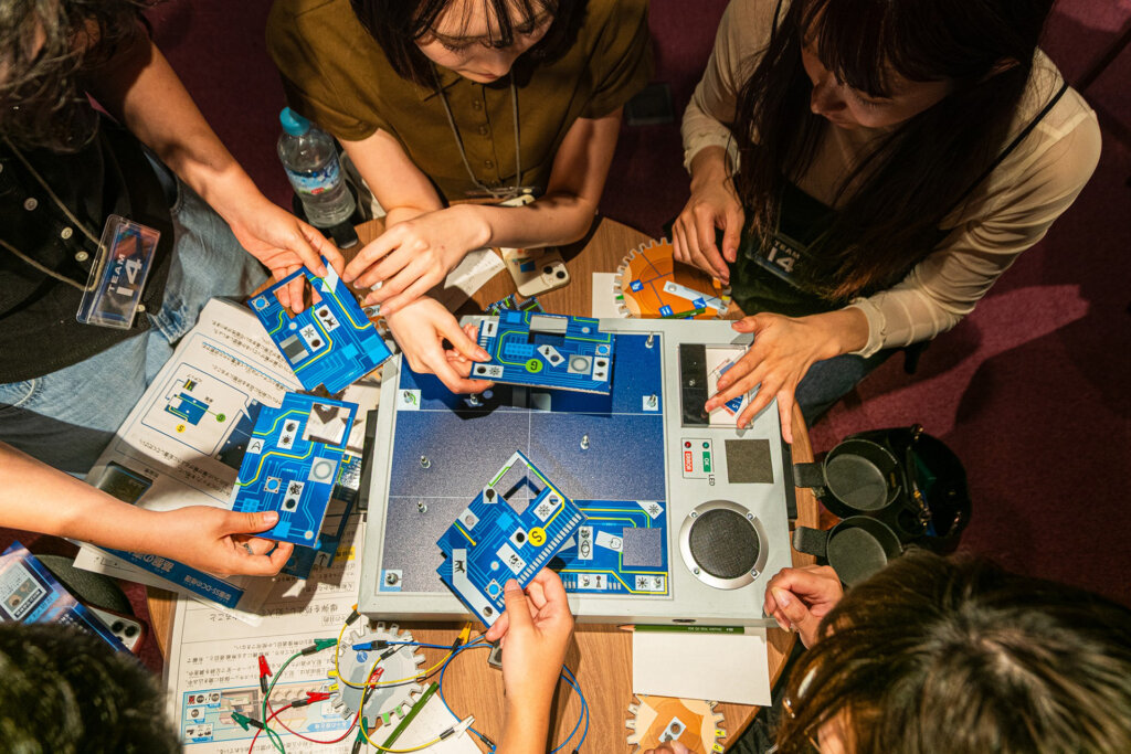 リアル脱出ゲーム×名探偵コナン『残像の交信(シグナル)からの脱出』 体験の様子