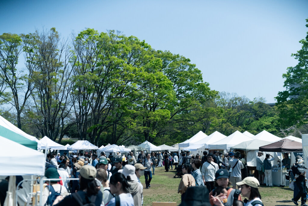 湘南辻堂クラフトフェアいちの市　青空の会場風景