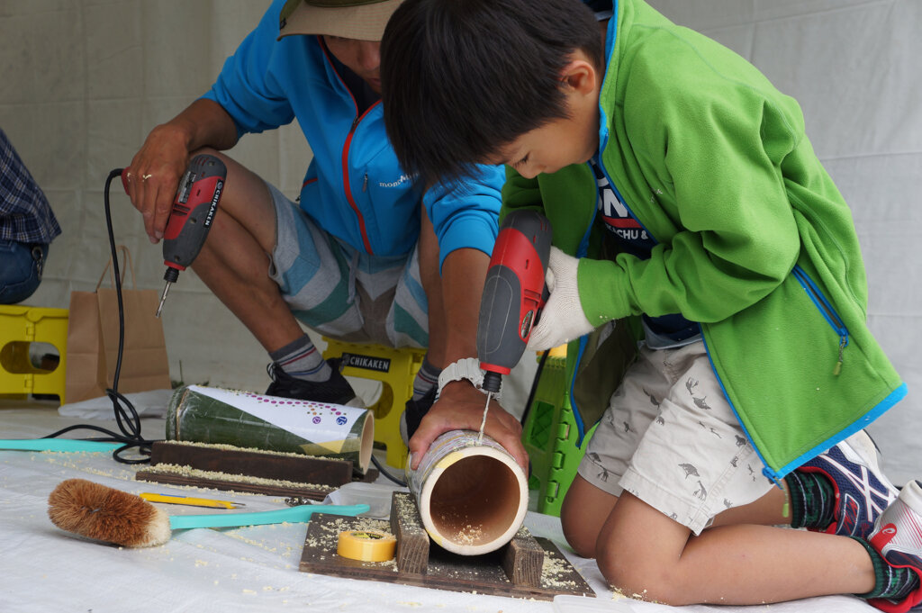 竹あかり制作に挑戦する子ども達