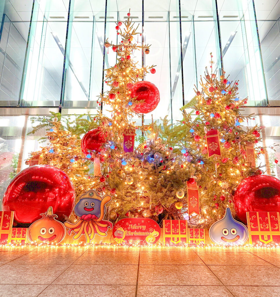 ドラゴンクエスト アイランド 金色と赤の巨大クリスマスツリー