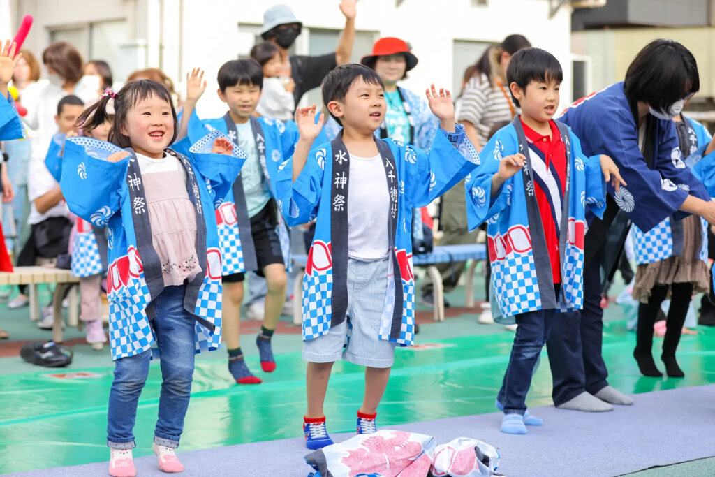 お祭りに参加する子ども