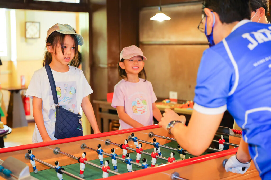 サッカーゲームで遊ぶ子ども