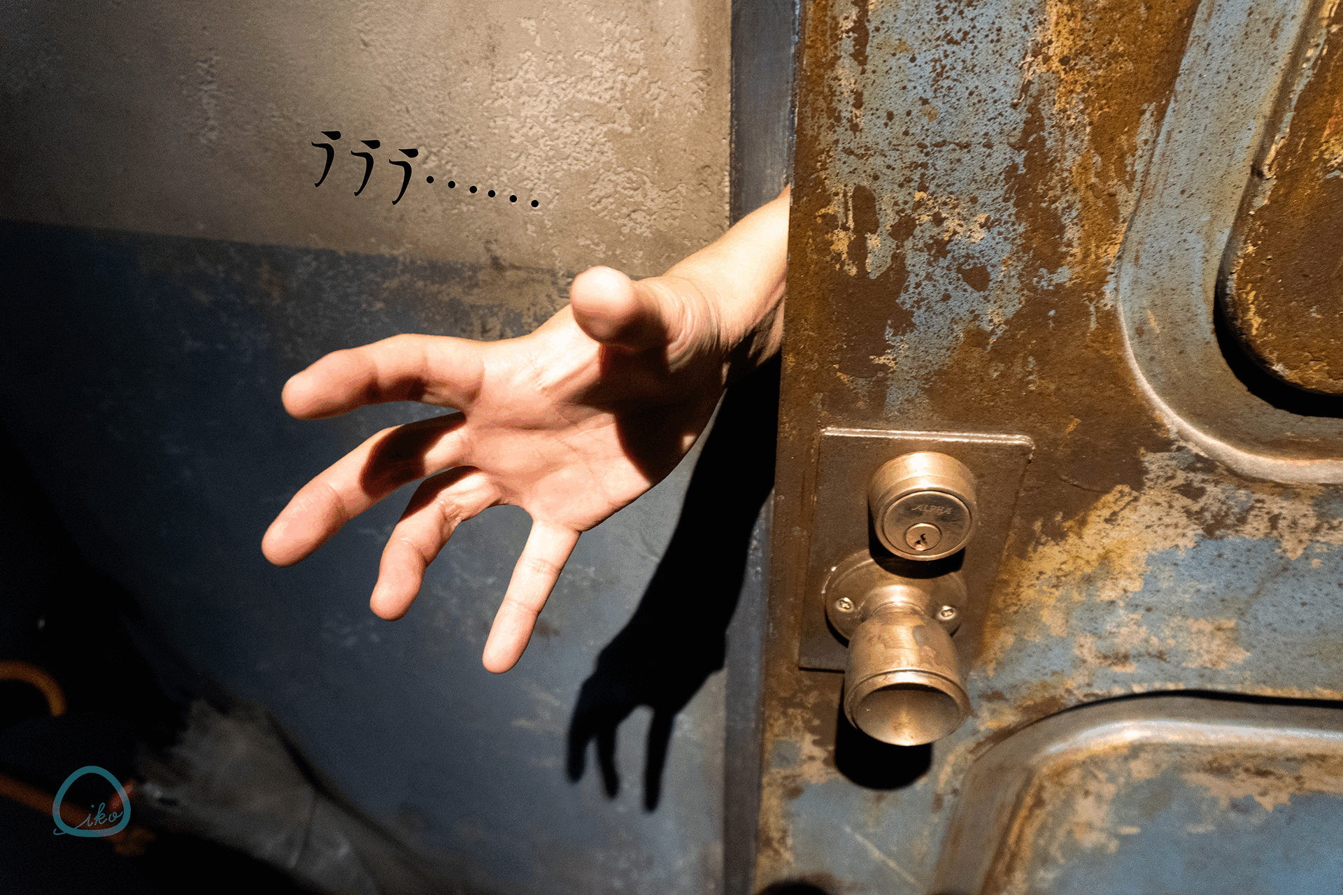 ホラーにふれる展　東京ソラマチ　展示風景　ドアから手を伸ばす