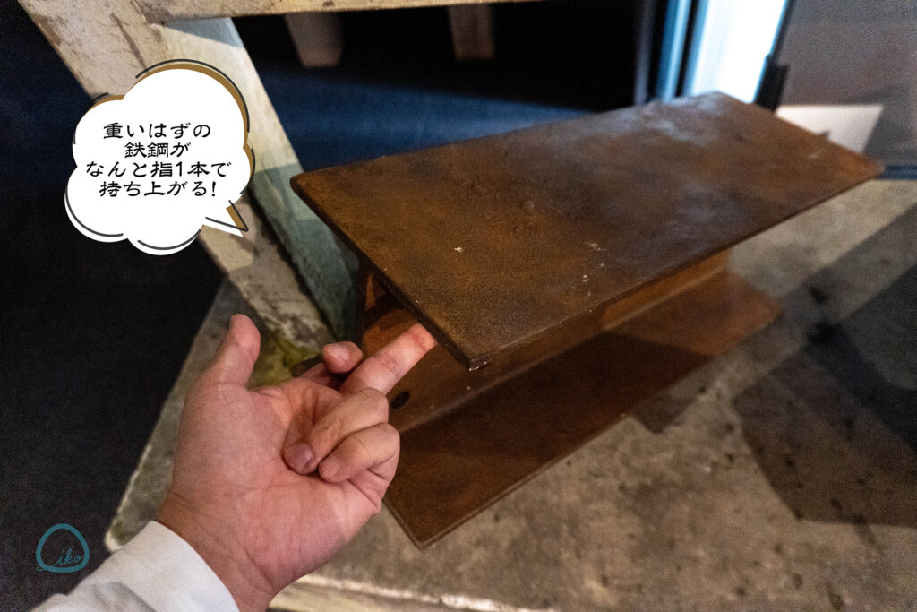 ホラーにふれる展　東京ソラマチ　展示風景　鉄骨を指で持ち上げる