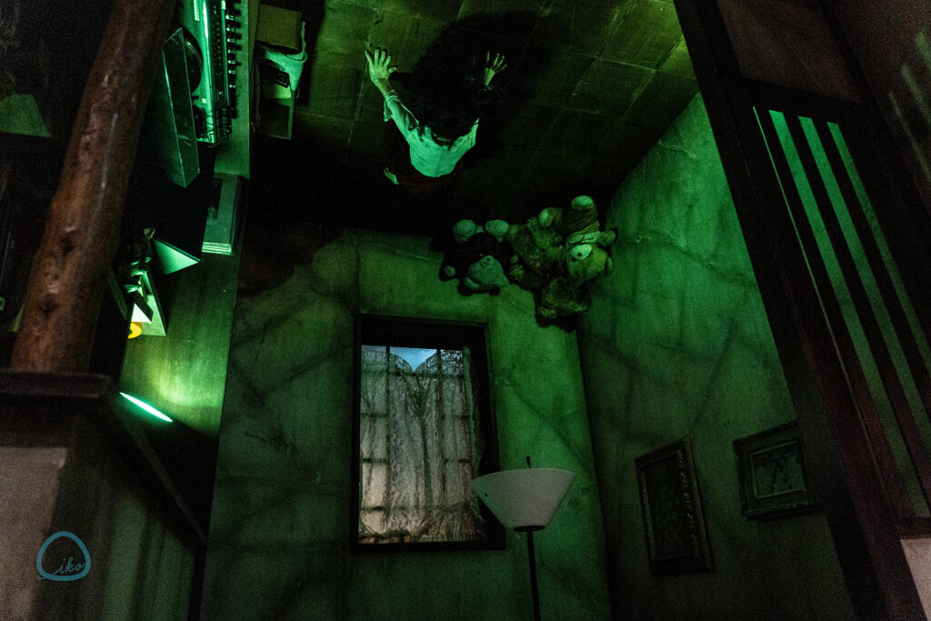 ホラーにふれる展　東京ソラマチ　展示風景　上下逆さ