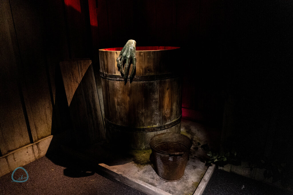 ホラーにふれる展　東京ソラマチ　展示風景　桶から手を出す怪物