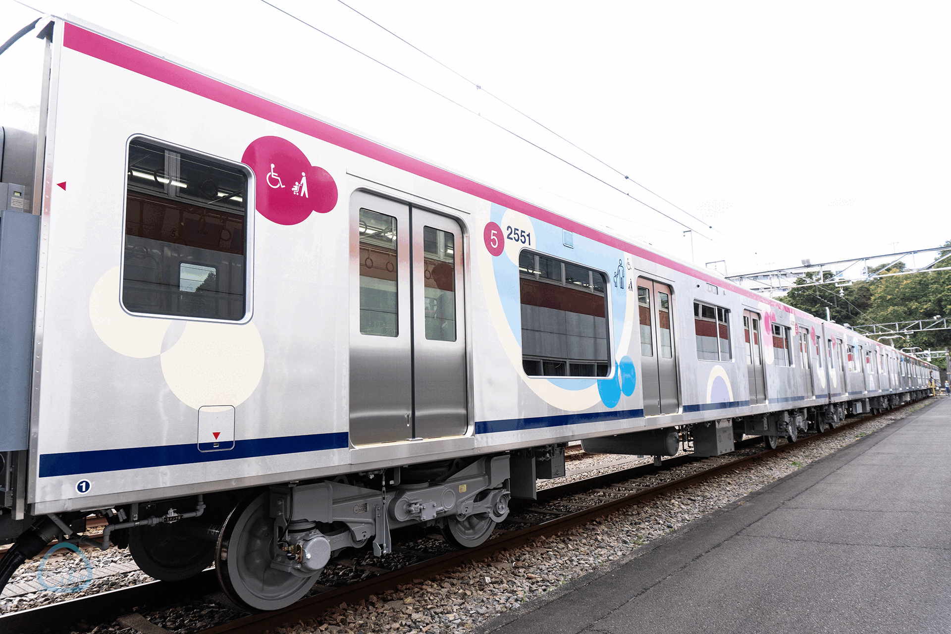 京王線　2000系電車　ひだまりスペース　側面