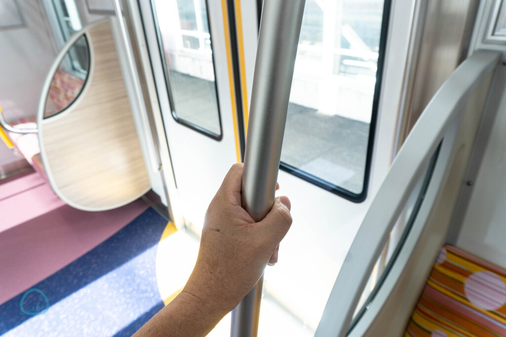 京王線　2000系電車　持ち手