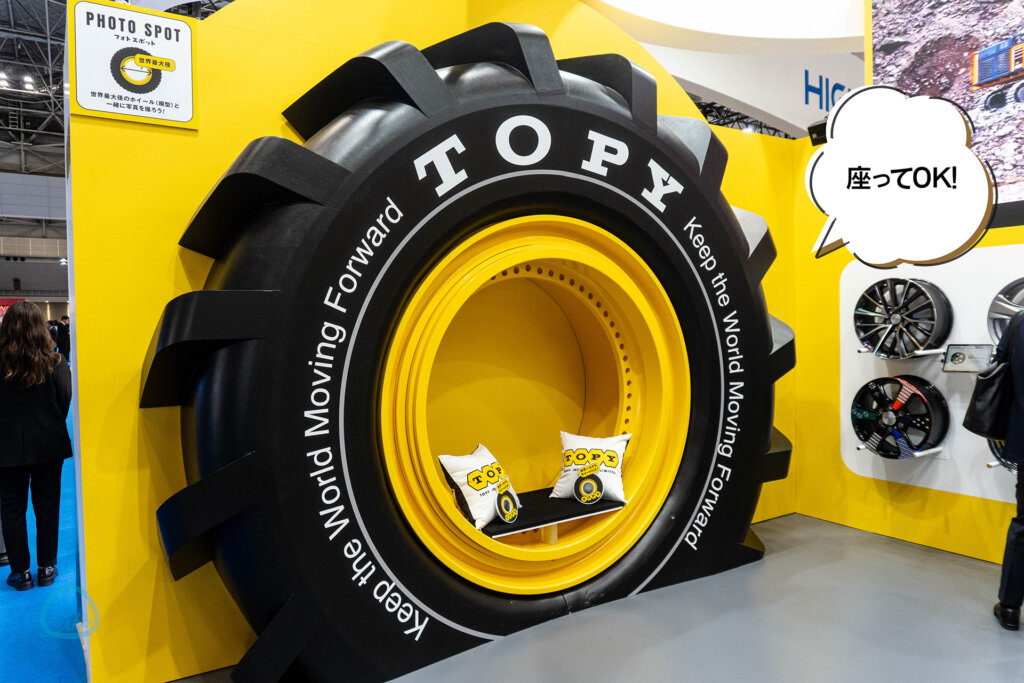 トピー実業　鉱山作業車の特大タイヤ