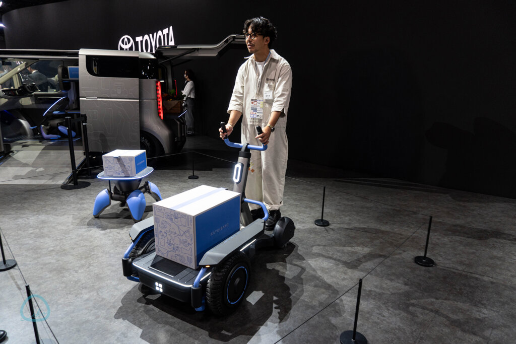 ジャパンモビリティショー　トヨタ　作業車の実演