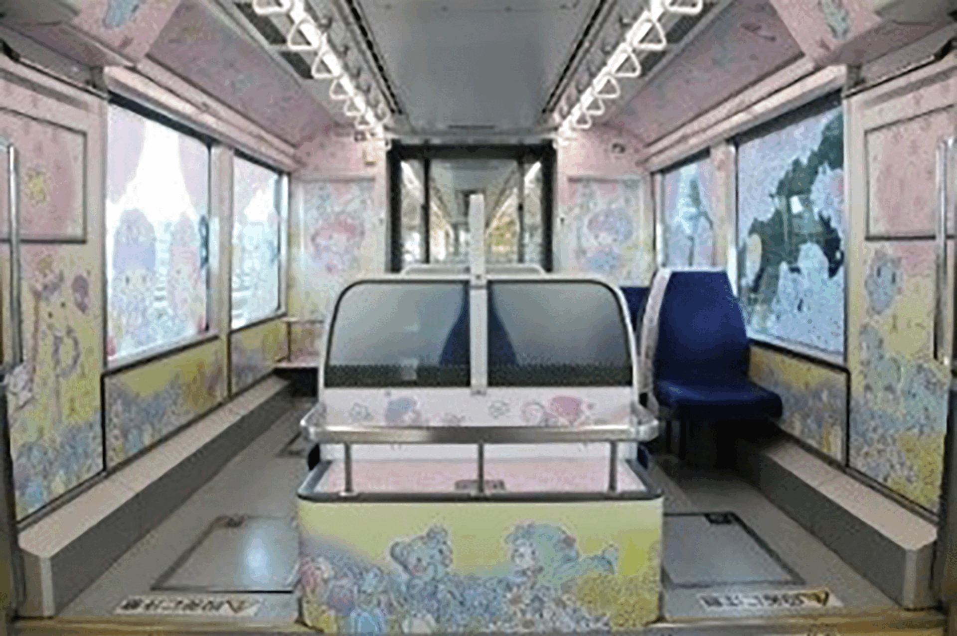 東京モノレールの車内　キキララ仕様