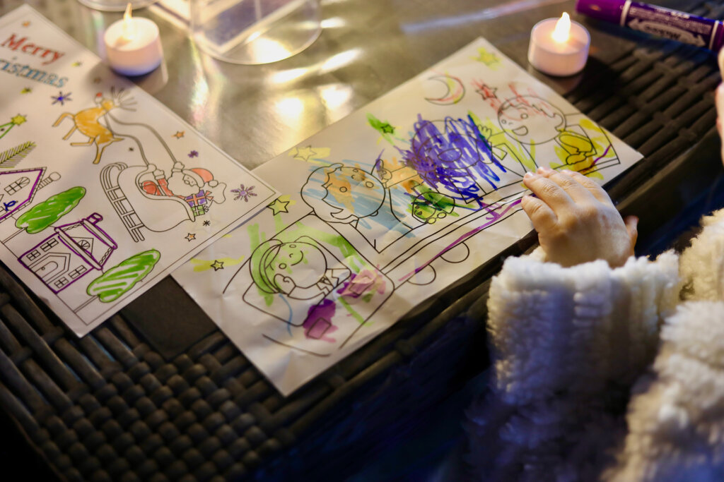 塗り絵を楽しむ子ども