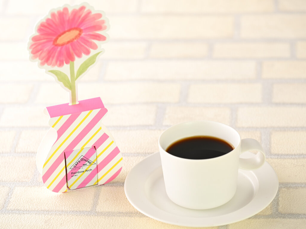 紙に印刷されたピンクの花と珈琲