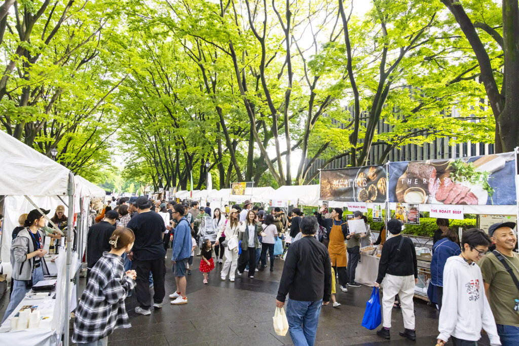 野外フェスに訪れる人々