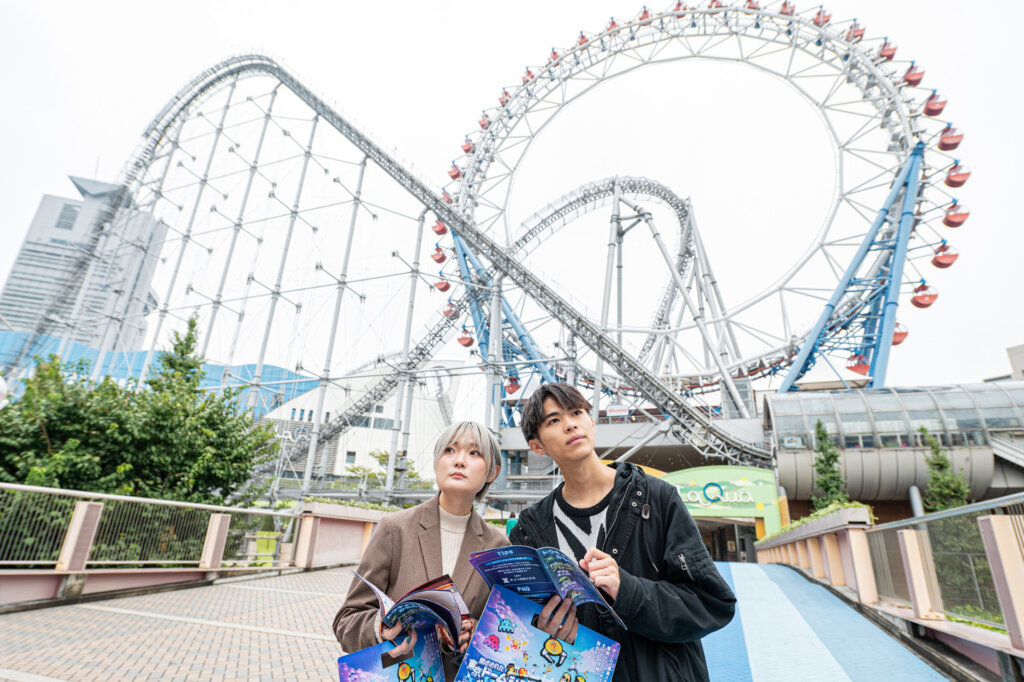 東京ドームシティで謎解きする男女