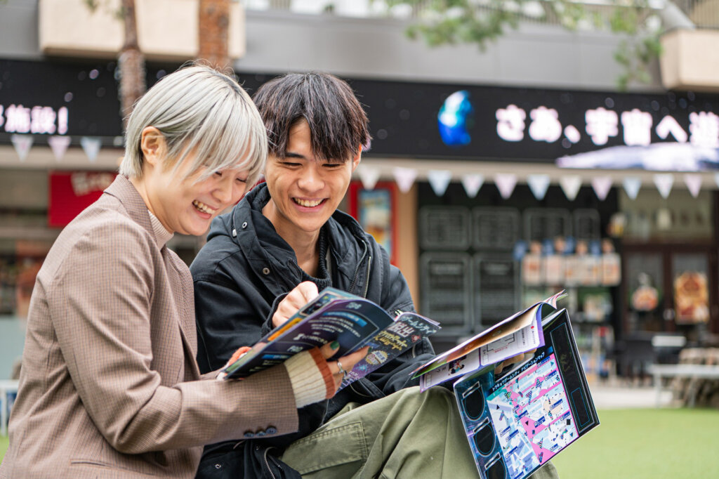 東京ドームシティで謎解きする男女
