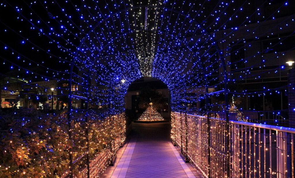 kirara@アートしんゆり2025 ブルーの光のトンネル