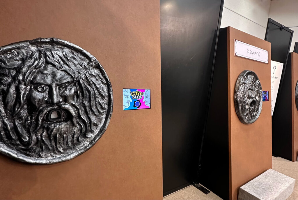 におい展PLUS+ 展示風景 ローマのマンホール