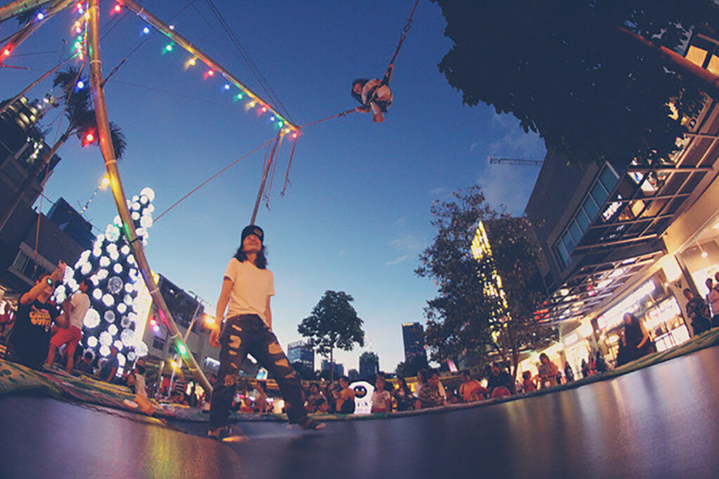 逆バンジーに挑戦する少女