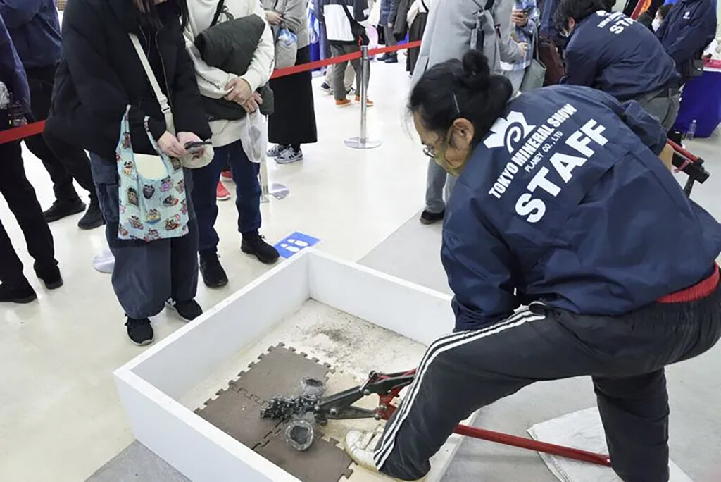 化石を割っている風景