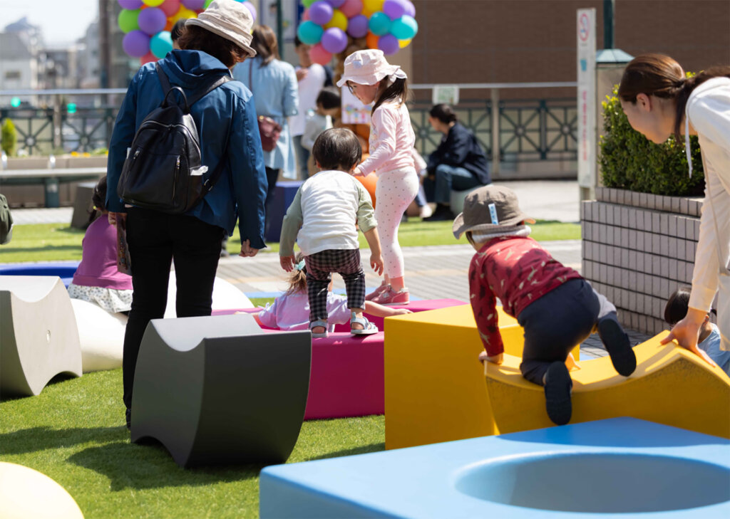 幼児が遊具で遊ぶ