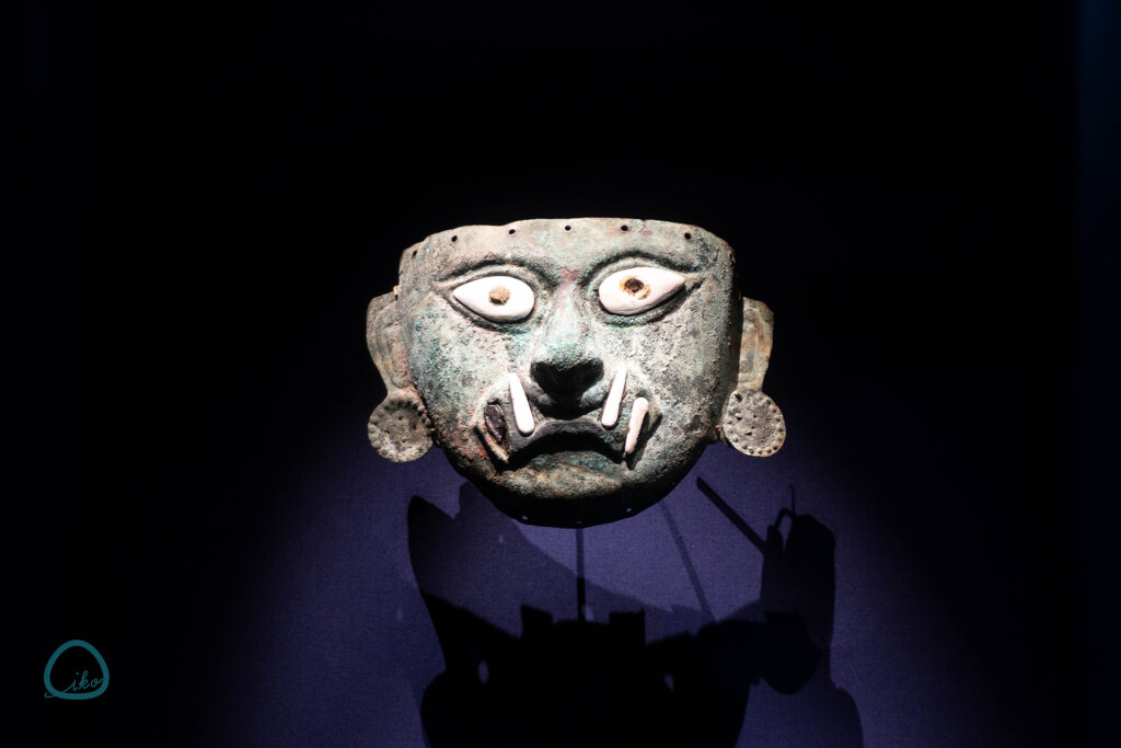 マチュピチュ展　会場風景　文化財　お面