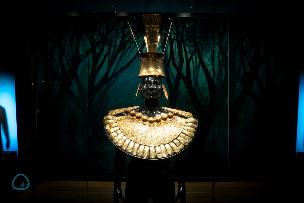 マチュピチュ展　会場風景　文化財　黄金の鎧